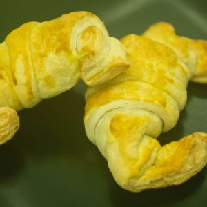 Croissant con toma d'alpeggio e noci tostate
