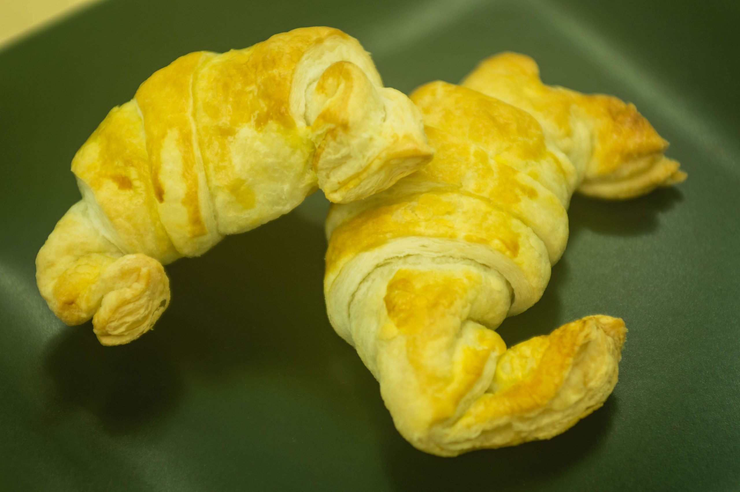 Croissant con toma d'alpeggio e noci tostate
