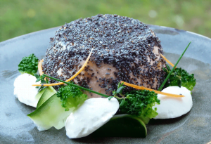 Papavero di salmone con gamberi e carciofi
