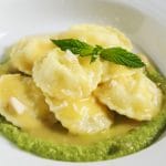 Ravioli con fave, menta e pecorino